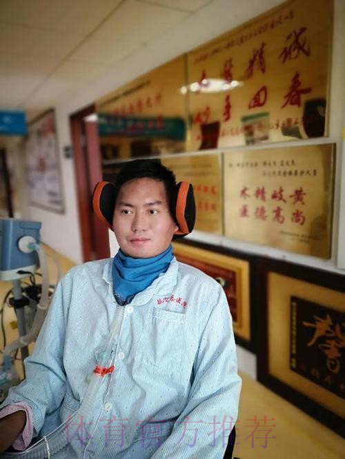 兑现诺言 中国之队赠送电视给渐冻人王甲